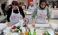 Türk Kızılay depremzede kadınlar için aşçılık atölyesi düzenledi