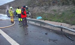 Balıkesir'de bariyere çarpıp, devrilen cip yandı