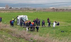 Öğrencileri taşıyan servis midibüsü devrildi, 2 ölü, 26 yaralı