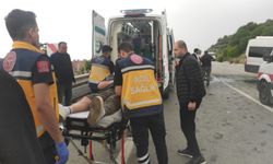 İşçileri taşıyan minibüs ile otomobilin çarpıştığı kazada 12 kişi yaralandı