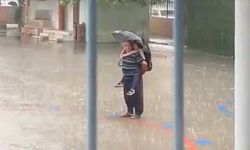Sağanakta sırtına aldığı torunuyla İstiklal Marşı'nı okudu