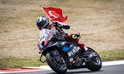 Milli motosikletçi Toprak Razgatlıoğlu, podyumun zirvesinde