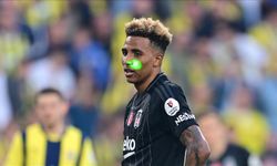Futbolculara lazer tutan taraftar futboldan men edildi