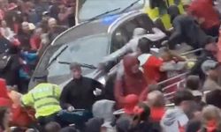 Liverpool'da bir araç geçit töreni sırasında kalabalığın arasına daldı