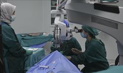 Göz hekimleri canlı yayında 70 göz ameliyatı yapacak