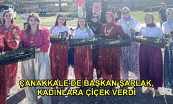 Çanakkale’de Başkan Şarlak, kadınlara çiçek verdi