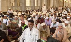 Hacı adayları bayram öncesi son cuma namazını Kabe'de kıldı