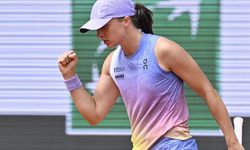Swiatek, eski Wimbledon şampiyonu Rıbakina'yı eleyerek çeyrek finale yükseldi