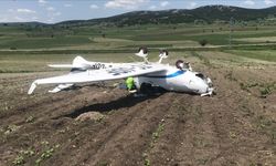 Tarlaya zorunlu iniş yapan uçak ters döndü