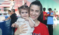 Kucağında bebeğiyle sporcu yetiştiriyor