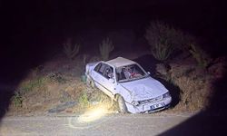 Devrilen otomobildeki 3 kişi yaralandı