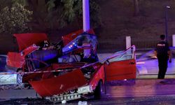 Aydınlatma direğine çarpan otomobilin sürücüsü hayatını kaybetti
