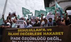 Hazreti Muhammed'in karikatür çizimini yayımlayan dergiye protesto