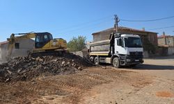 Çanakkale İl Özel İdaresi, Yangında Yıkılan Evlerin Enkazını Temizliyor