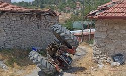 Devrilen traktörün altında kalan sürücü öldü