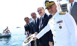 "TCG Dumlupınar" şehitleri Çanakkale Boğazı'nda saygı dalışı ile anıldı