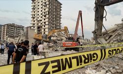 Kahramanmaraş'ta ağır hasarlı bina, yıkılırken iş makinesinin üzerine devrildi'ta ağır hasarlı bina, yıkılırken iş makin