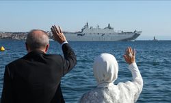 Cumhurbaşkanı Erdoğan, İstanbul Boğazı'ndan geçen gemileri selamladı