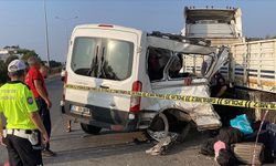 Öğrencileri taşıyan minibüs tıra çarptı! 2 can kaybı, 10 yaralı