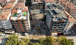 Kentsel dönüşüm için boşaltılan apartman yıkım sırasında çöktü