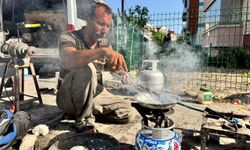 Unutulmaya yüz tutmuş kalaycılığı yaşatmak için şehir şehir dolaşıyorlar