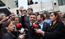 CHP İstanbul İl Kongresi'nde yeniden il başkanı seçilen Özgür Çelik mazbatasını aldı