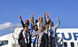 İsrail'in alıkoyduğu Sumud Filosu aktivistleri Türkiye'de çiçeklerle karşılandı