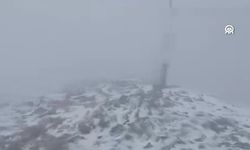 Uludağ'da mevsimin ilk kar yağışı etkili oldu (Video)