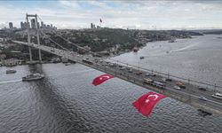 Köprülere Türk bayrakları asıldı