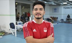 Milli halterci Muhammed Furkan Özbek, rekor kırarak dünya şampiyonu oldu
