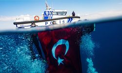 Deniz polisleri 29 Ekim'i su altında bayrak açarak kutladı