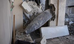 Filistinli aile evlerine düşen "patlamaya hazır" bombayla yaşıyor