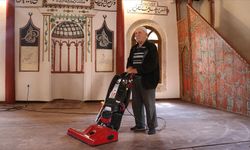 75 yaşındaki gönüllü, tarihi caminin temizliğini yapıyor