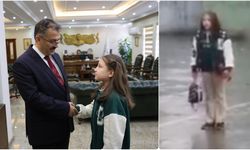 Yağmur altında istiklal marşı okuyan öğrenci ödüllendirildi