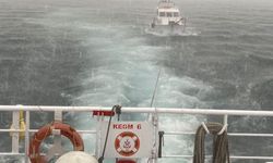 Çanakkale Boğazı'nda sürüklenen tekne kurtarıldı