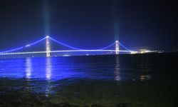 1915 Çanakkale Köprüsü maviye büründü