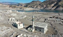 Baraj sularının çekilmesiyle köy gün yüzüne çıktı