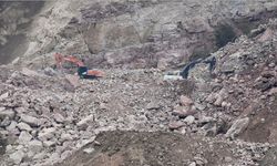 Göçük altında kalan işçiyi arama çalışmalarına yeniden başlandı