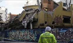 5 katlı atıl bina çöktü