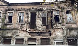 Komşu ilde etkili olan yağış asırlık binada hasara neden oldu