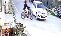 Otomobille motosikletin çarpıştığı kazada 1 kişi öldü, 1 kişi yaralandı (Video)