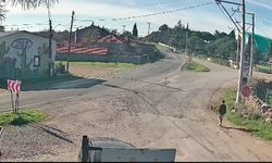 Çanakkale'de çarpışan iki araç güvenlik kameralarına yansıdı (Video)