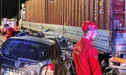 Tırın altına giren otomobilde 1 kişi öldü, 1 kişi yaralandı