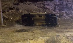 Kayganlaşan yolda devrilen otomobilin sürücüsü yaralandı