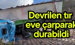 Devrilen tır eve çarparak durabildi (Video)