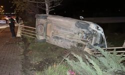 Hafif ticari araçla otomobilin çarpıştığı kazada 3 kişi yaralandı