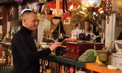 Dedesinin 85 yıllık sefer tasıyla başladığı antika koleksiyonunu sergiliyor