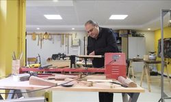 Kurum, atık malzemeleri enstrümanlara çeviren müzik öğretmeninin görüntülerini paylaştı