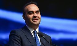 Bakan Kacır, buldukları altın dolu çantayı sahibine teslim eden çocukları ziyaret etti