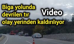 Biga yolunda devrilen tır olay yerinden kaldırılıyor